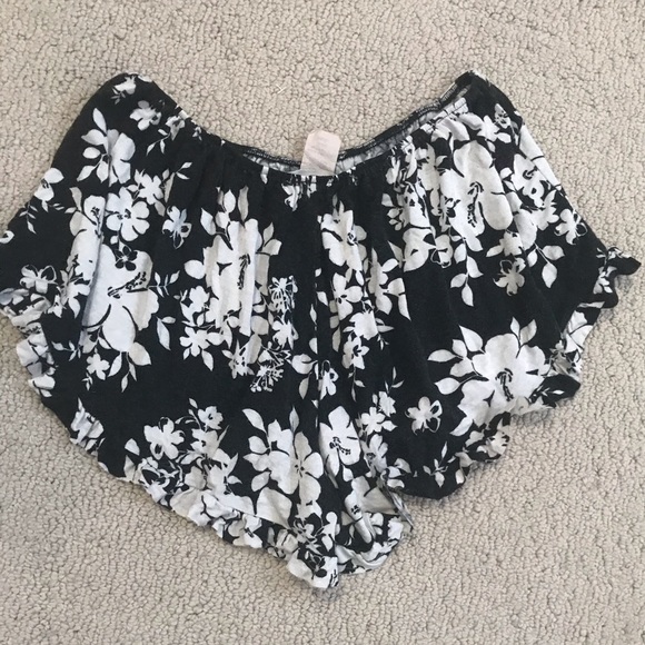 black and white flower flowy shorts - Picture 2 of 6